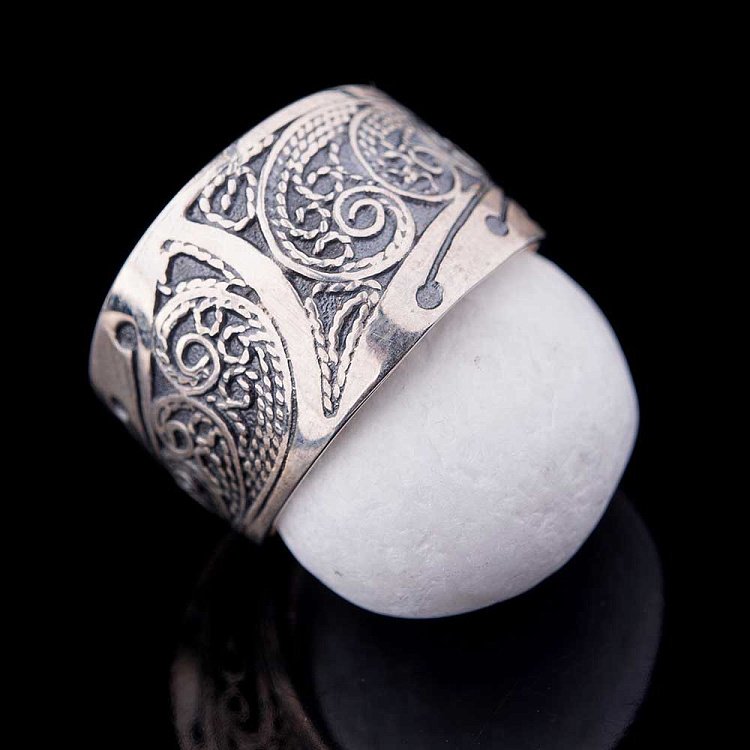 Срібний перстень з візерунком 11044 від ювелірного магазину Онікс - 1