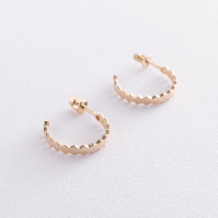 Серьги - пусеты "Грани" в желтом золоте с07197 от ювелирного магазина Оникс