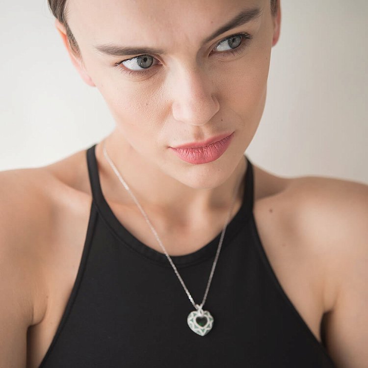 Серебряное колье "Сердце" (ювелирное стекло и фианиты) 18224 от ювелирного магазина Оникс - 1