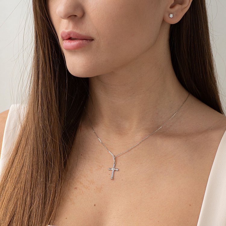 Золотий хрестик з діамантами P001137 - 1 Золотий хрестик з діамантами P001137 від ювелірного магазину Онікс - 1