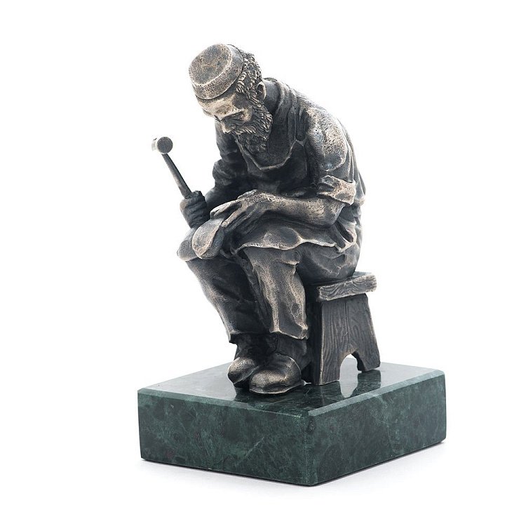 Срібна фігура ручної роботи "Швець" сер00059 від ювелірного магазину Онікс