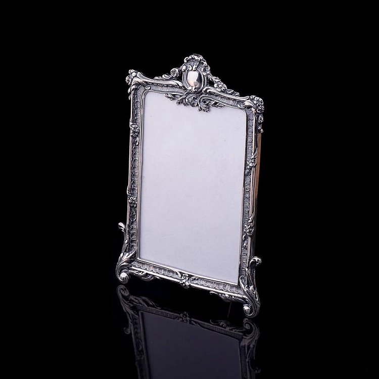 Серебряная рамка для фотографии 23403 от ювелирного магазина Оникс