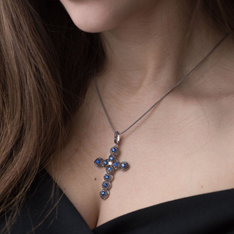 Золотой крестик с бриллиантами и сапфирами пб0054gm от ювелирного магазина Оникс - 1