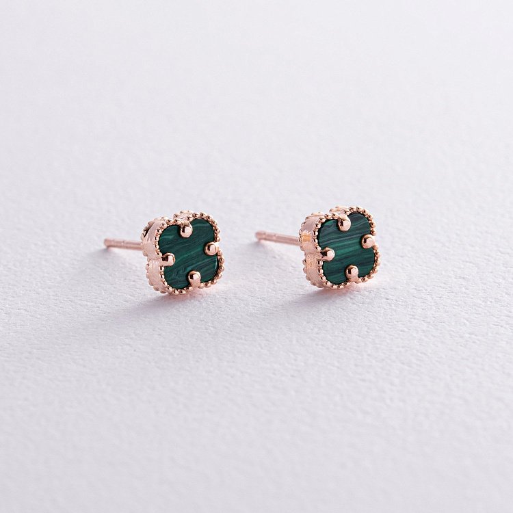 Cерьги - пусеты "Клевер" с малахитом mini (красное золото) с08404 от ювелирного магазина Оникс