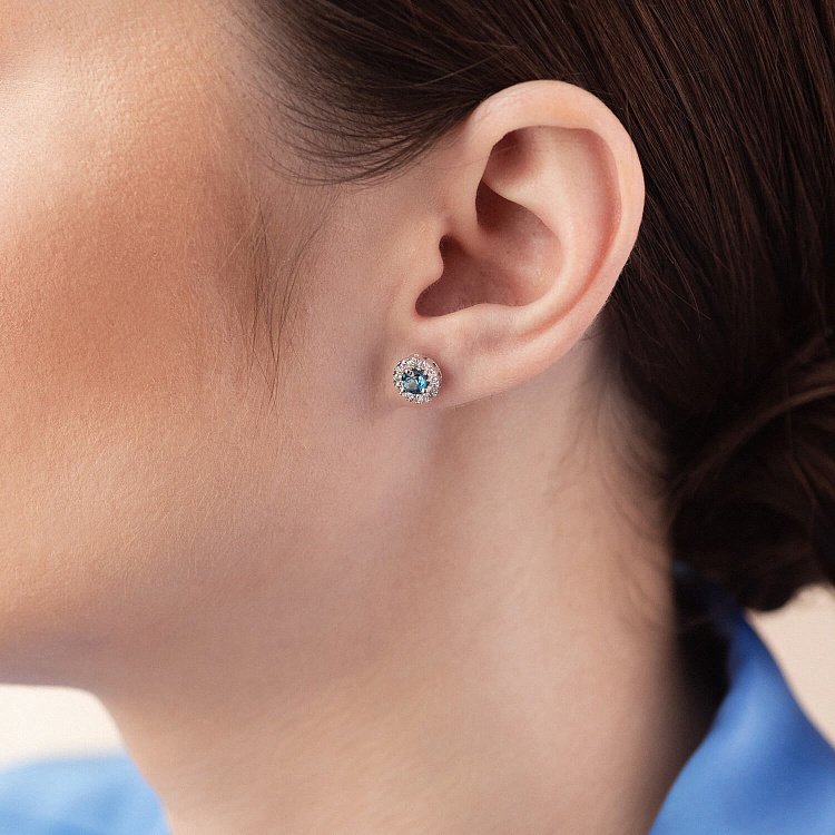 Серебряные серьги - пусеты с топазами "Лондон голубой" и фианитами 2112/9р-TLB от ювелирного магазина Оникс - 1