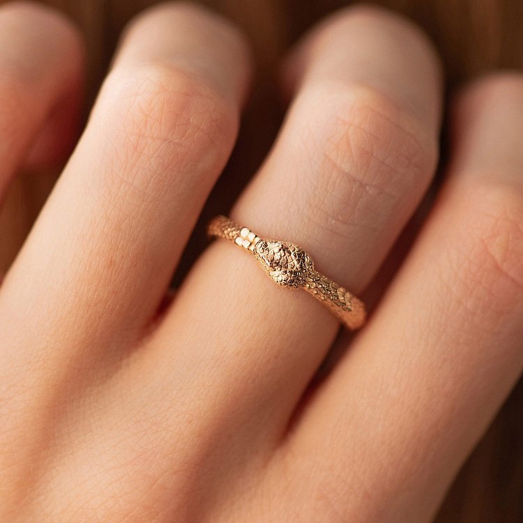 Золота каблучка "Змій Уроборос" к08141 від ювелірного магазину Онікс - 3