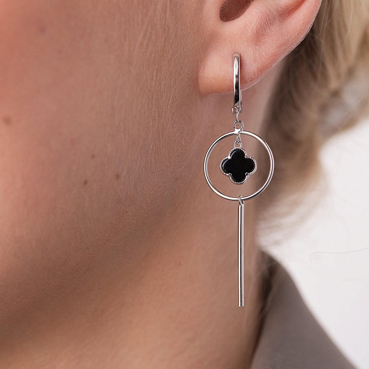 Срібні сережки "Конюшина" з оніксом 122194 від ювелірного магазину Онікс