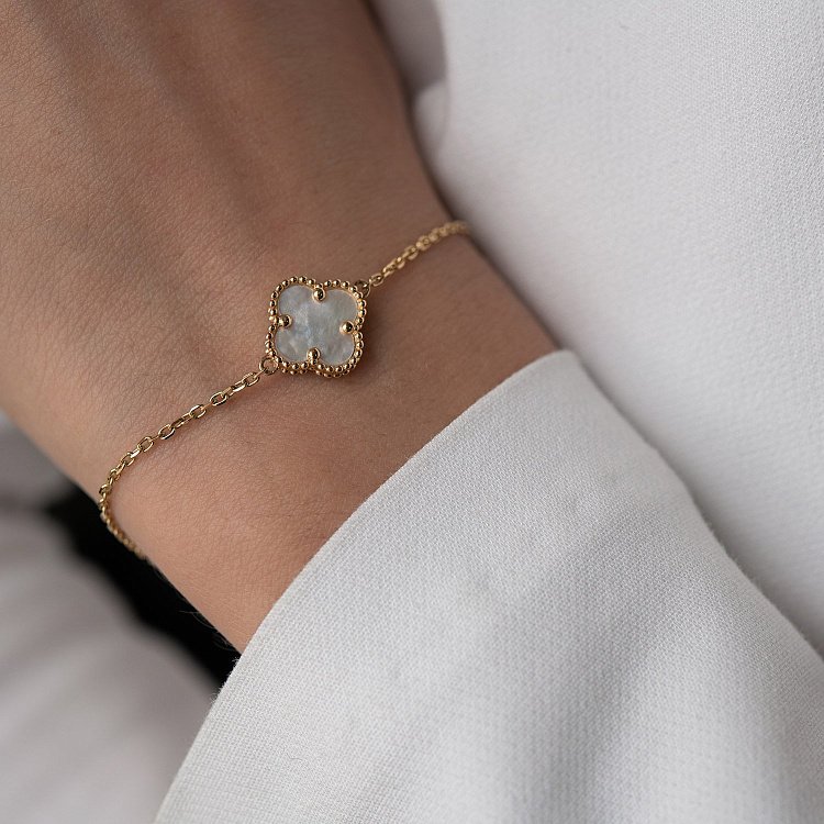 Браслет "Конюшина" в жовтому золоті (перламутр) б04391 від ювелірного магазину Онікс - 1