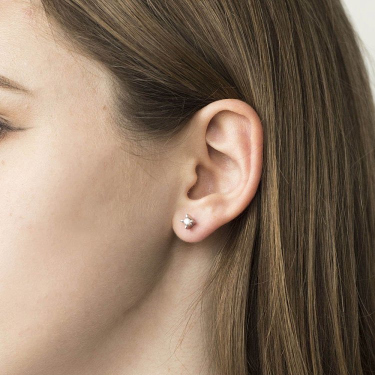 Серебряные серьги-гвоздики с фианитами 12327 от ювелирного магазина Оникс - 3