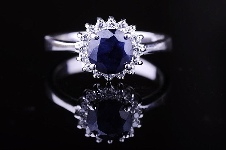 Женское кольцо (сапфир, фианиты) 111460 от ювелирного магазина Оникс - 1