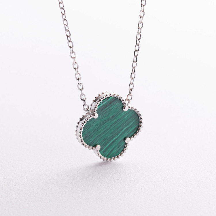 Серебряное колье "Клевер" с малахитом 181325 от ювелирного магазина Оникс