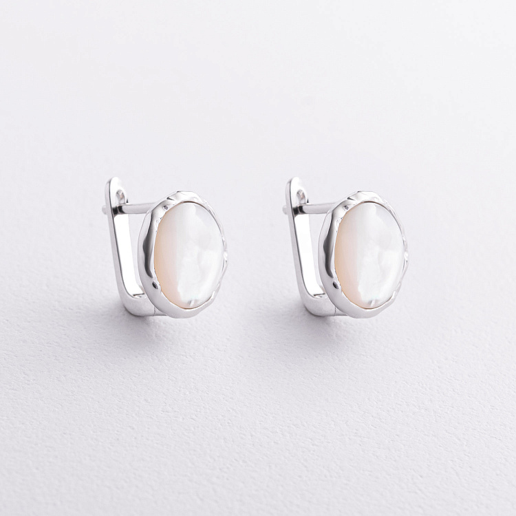 Срібні сережки з перламутром на англійській застібці 123536 від ювелірного магазину Онікс