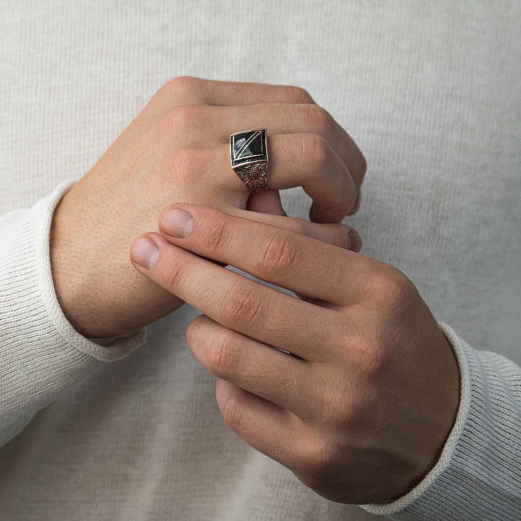 Золота печатка з оніксом і фіанітами к05456 від ювелірного магазину Онікс - 1