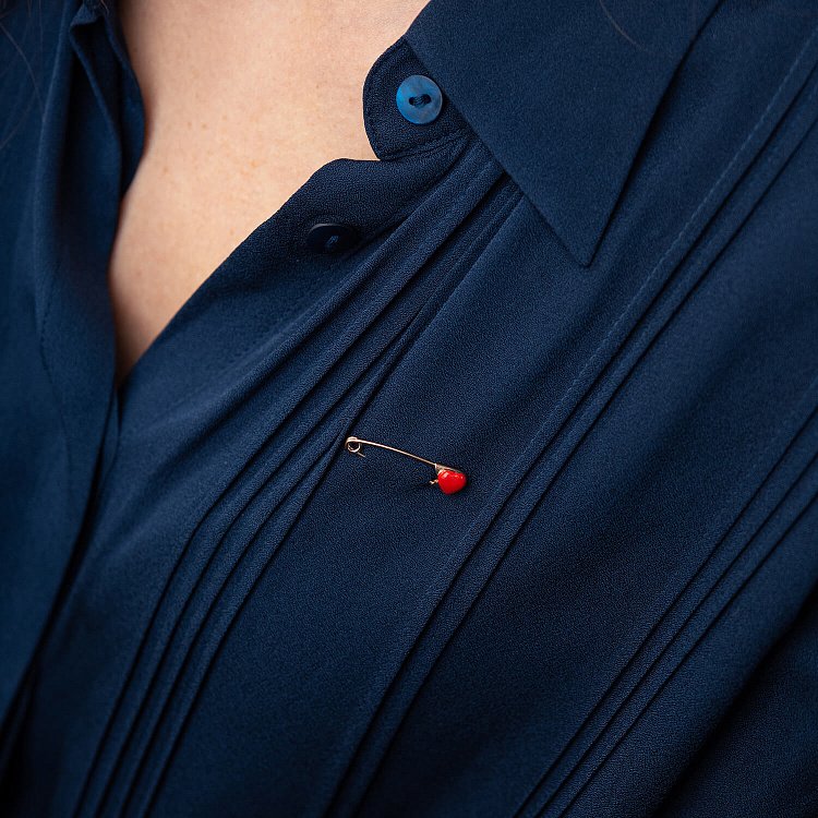 Золотая детская булавка "Сердечко" с эмалью зак00158 от ювелирного магазина Оникс - 2