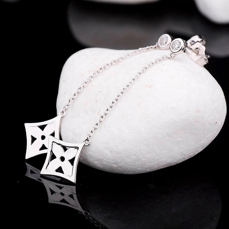 Серебряные сережки "Клевер" 121516 от ювелирного магазина Оникс - 1