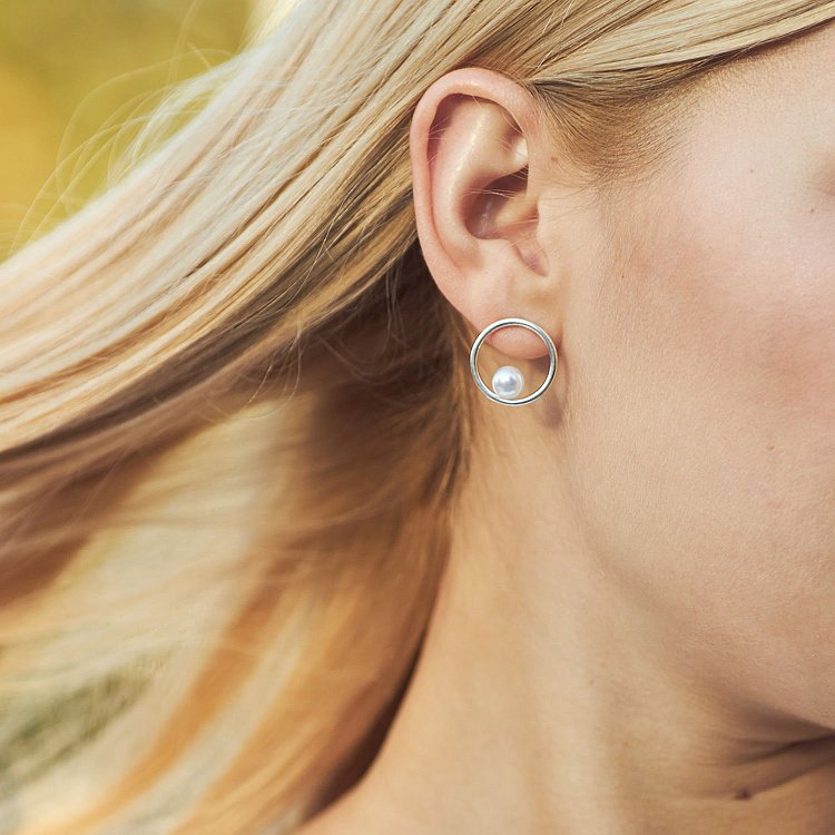 Серебряные серьги-пусеты "Круговорот" с жемчугом 122551 от ювелирного магазина Оникс - 6