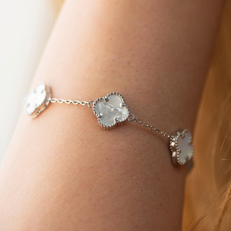 Срібний браслет "Конюшина" з перламутром 141779 від ювелірного магазину Онікс - 3