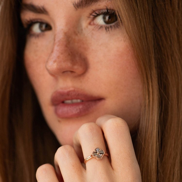 Каблучка "Конюшина" в червоному золоті к08061 від ювелірного магазину Онікс - 3