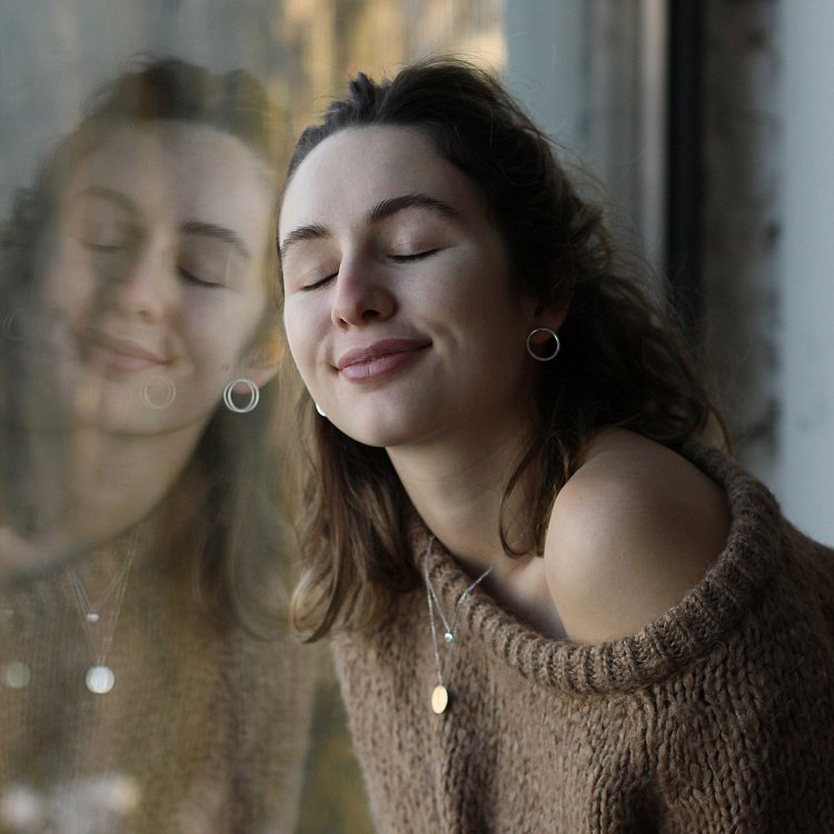 Серьги - пусеты Большой круговорот в серебре 1.9 см 122547 от ювелирного магазина Оникс - 26