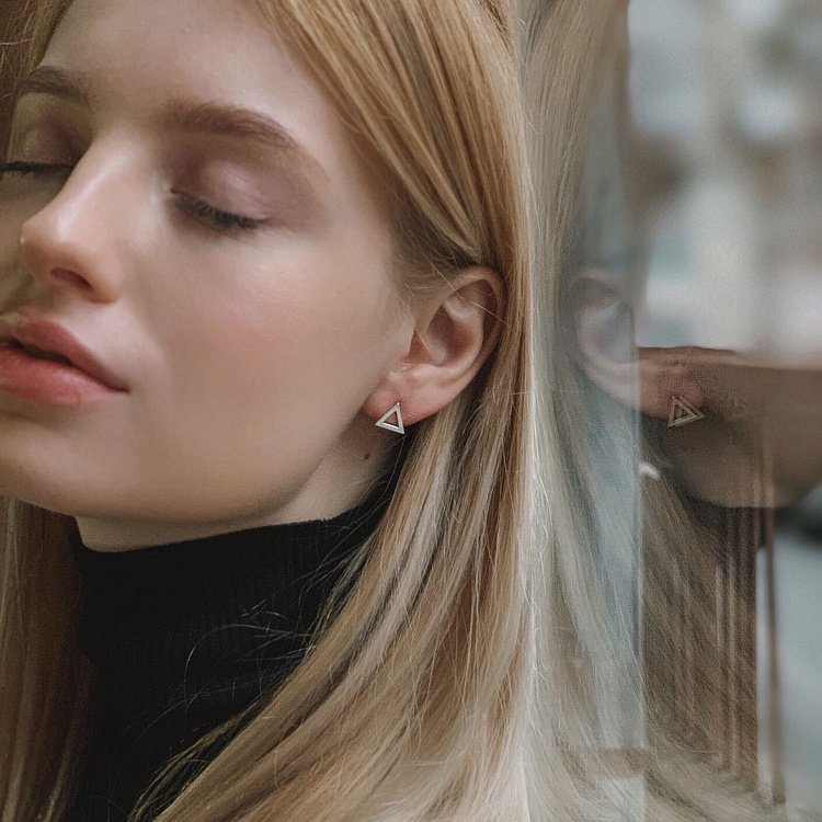 Золотые серьги-пусеты "Треугольники" с06413 от ювелирного магазина Оникс - 8