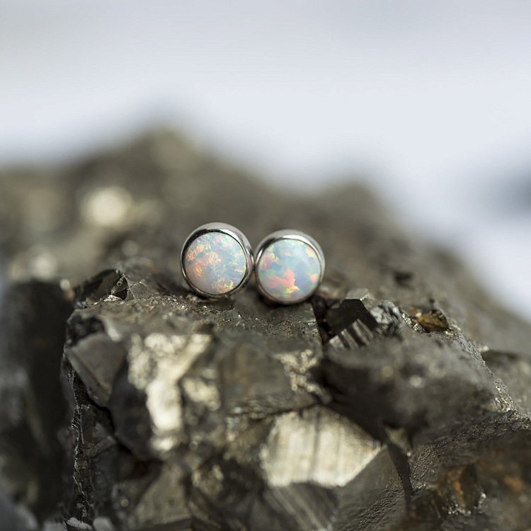 Золотые серьги-пусеты "Сияние" (синт. опал) 6 мм с05475 от ювелирного магазина Оникс - 9