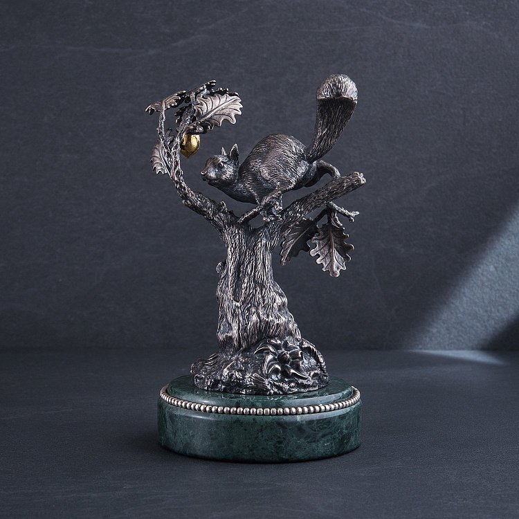 Срібна фігура ручної роботи "Білка з горішком на дереві" сер00018 від ювелірного магазину Онікс