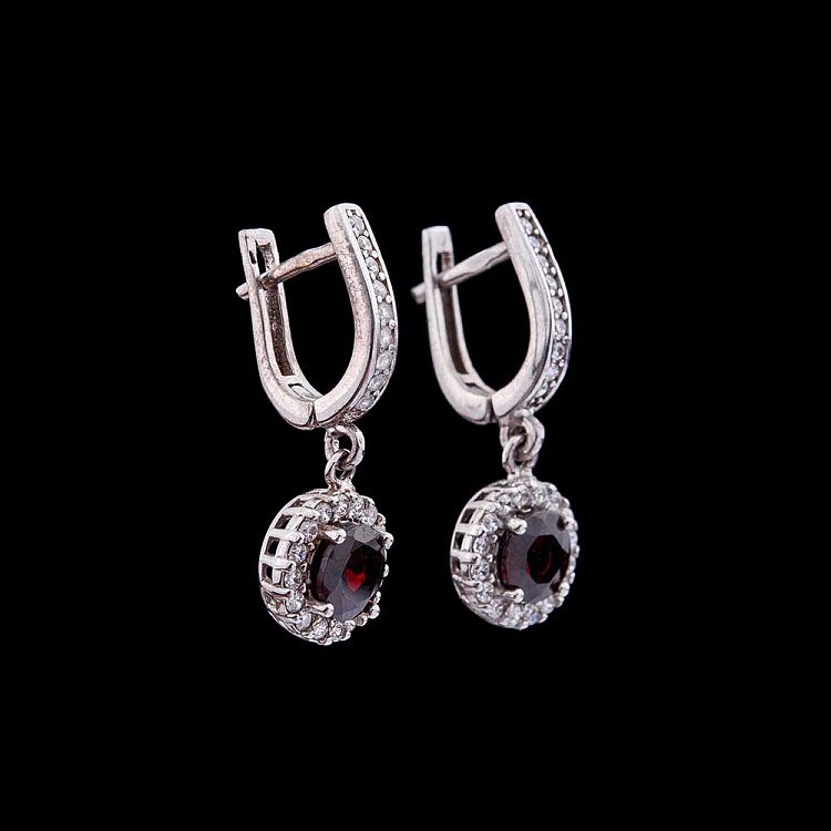 Срібні сережки з альмандином і фіанітами 12894 від ювелірного магазину Онікс