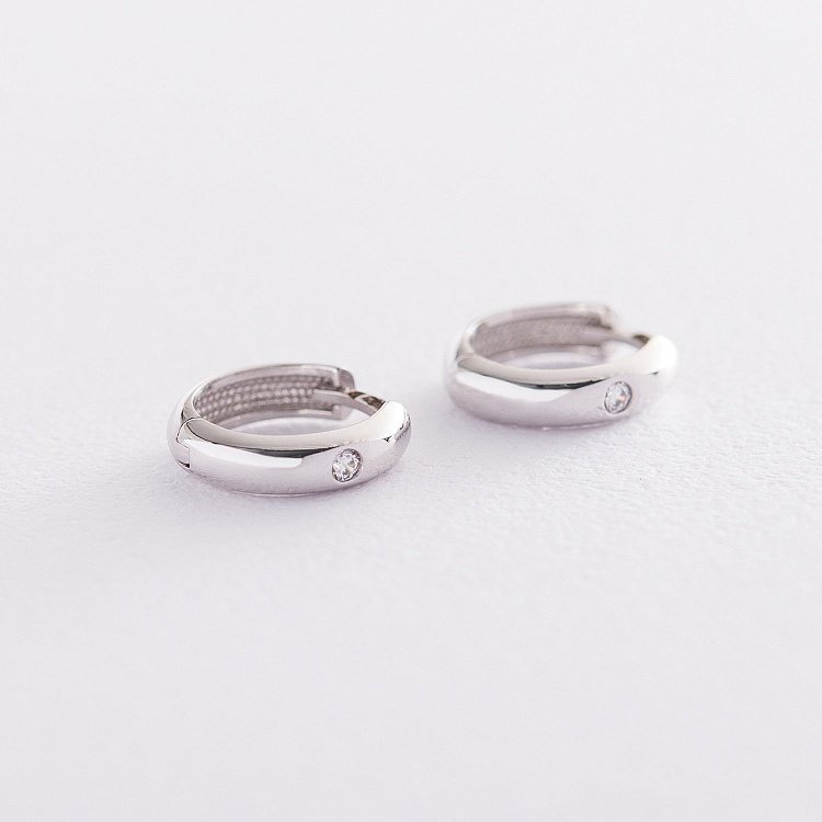 Сережки-кільця в білому золоті (фіаніт) с06712 від ювелірного магазину Онікс