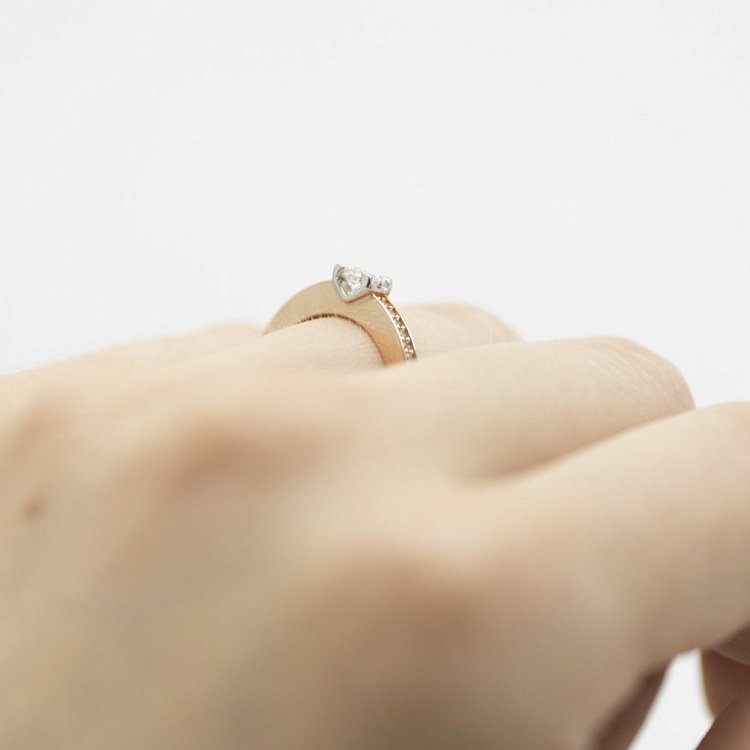 Золотое помолвочное кольцо с фианитами к03839 от ювелирного магазина Оникс - 4