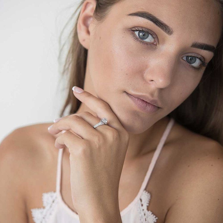 Золота заручальна каблучка з фіанітами к04548 від ювелірного магазину Онікс - 3