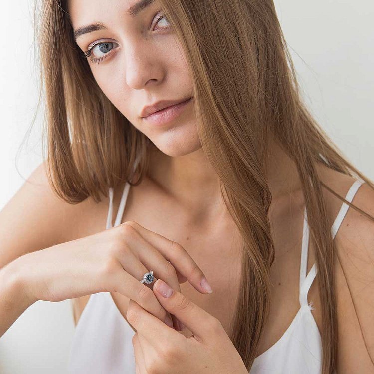 Золота каблучка з блакитним топазом і діамантами КТД1-156 від ювелірного магазину Онікс - 3