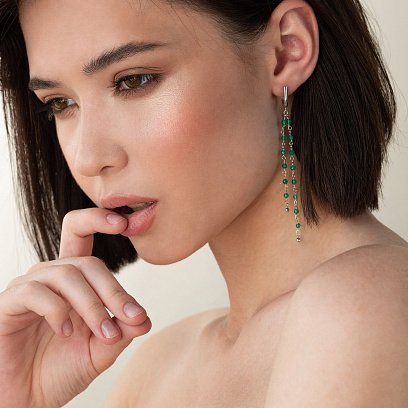 Срібні висячі сережки з зеленими каменями 123077 №2