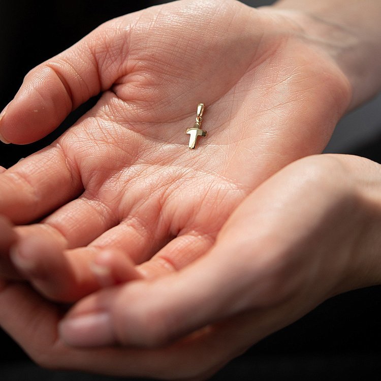 Золотий хрестик п03286 від ювелірного магазину Онікс - 1