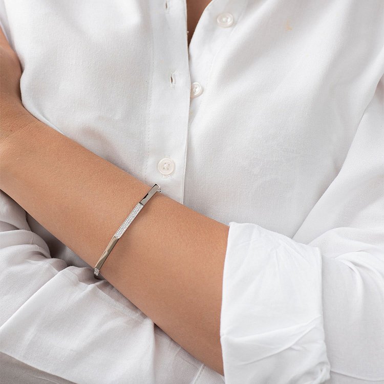 Жесткий браслет в белом золоте (фианиты) б04422 от ювелирного магазина Оникс - 2