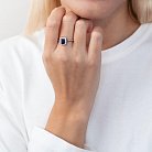 Серебряное кольцо с сапфиром и фианитами 111459 от ювелирного магазина Оникс - 1