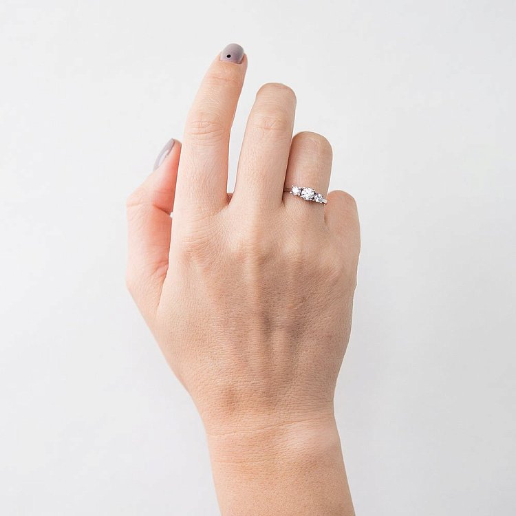 Срібний перстень з фіанітами 111596 від ювелірного магазину Онікс - 1