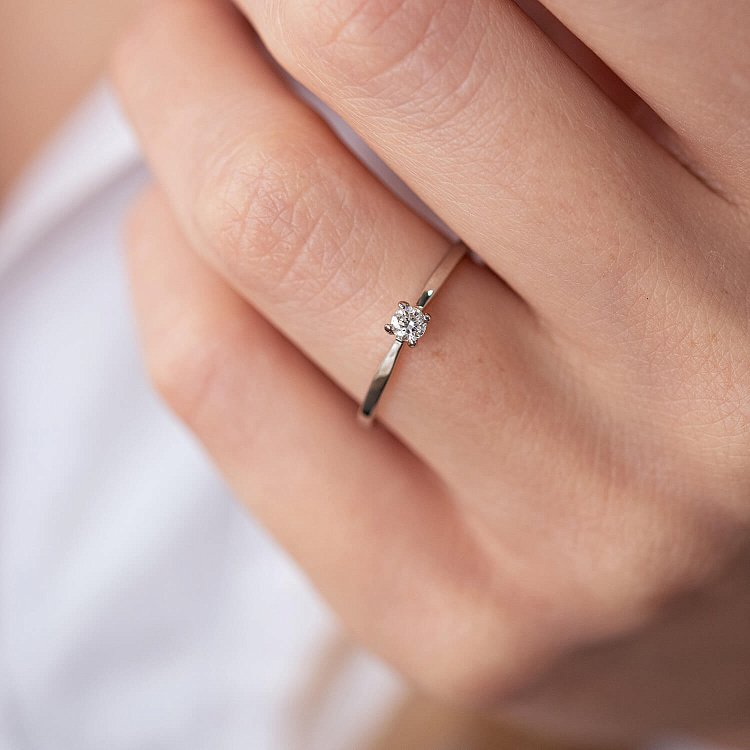 Помолвочное золотое кольцо с бриллиантом 101-10116(2.9)б от ювелирного магазина Оникс - 1