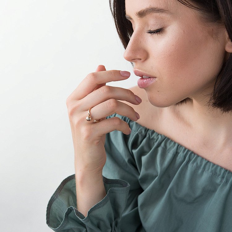 Золотое кольцо в стиле минимализм к05458 от ювелирного магазина Оникс - 2