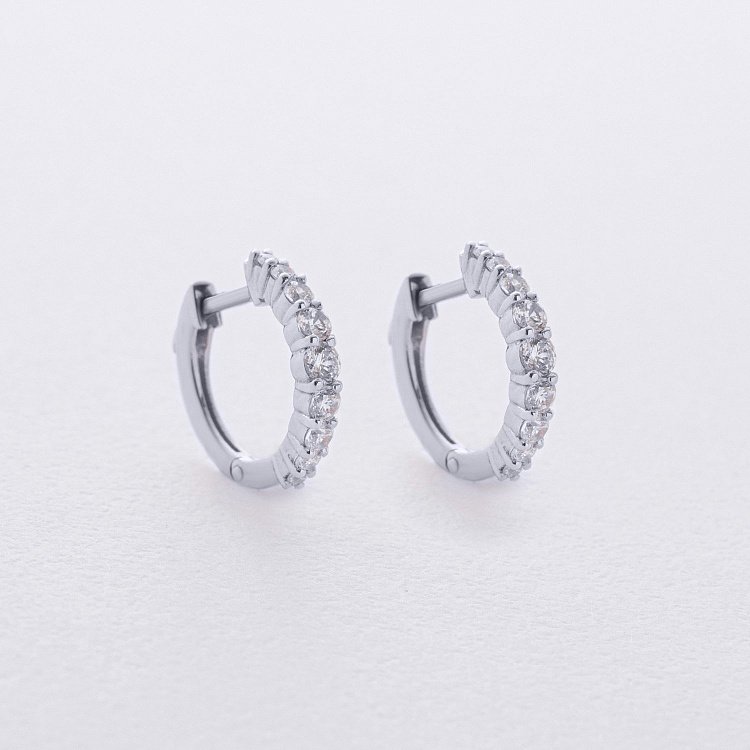 Сережки - кільця з фіанітами (біле золото) с09171 від ювелірного магазину Онікс