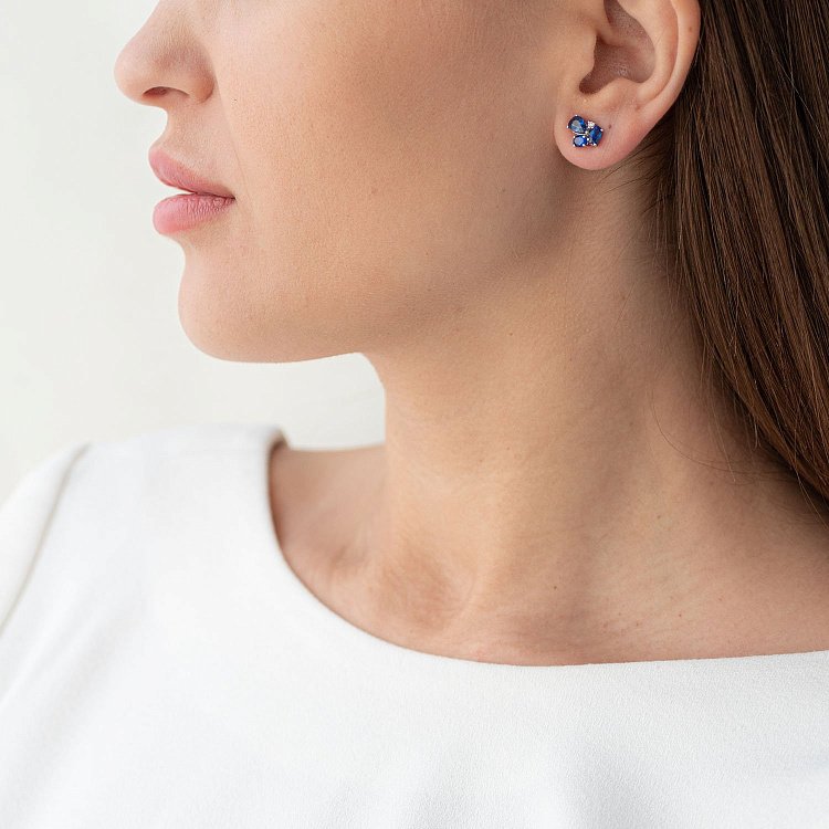 Золотые серьги-пусеты (сапфир, бриллиант) сб0248sth от ювелирного магазина Оникс - 1