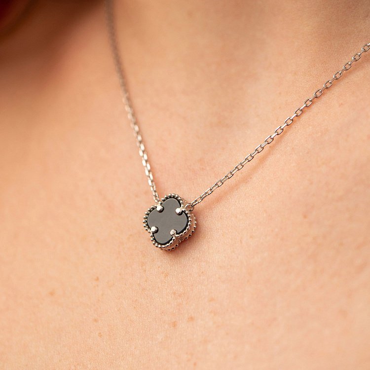 Срібне кольє "Конюшина" з оніксом 181299 від ювелірного магазину Онікс - 1