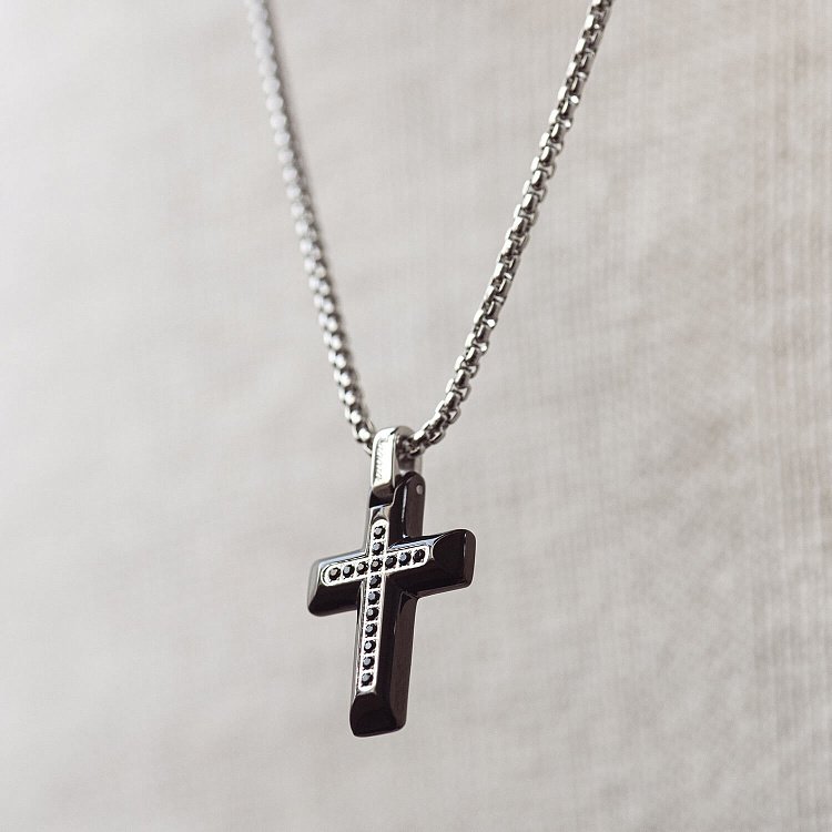 Мужское колье "Крест" c черными фианитами ZANCAN EHC053 от ювелирного магазина Оникс - 1