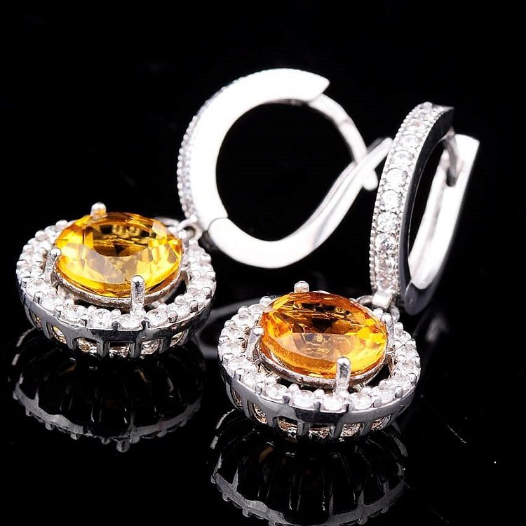 Серебряные сережки с фианитами 12969 от ювелирного магазина Оникс