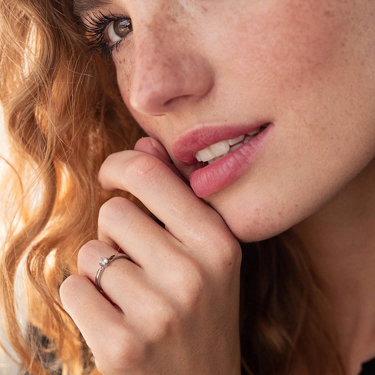 Заручальна срібна каблучка з фіанітом 595 від ювелірного магазину Онікс - 1