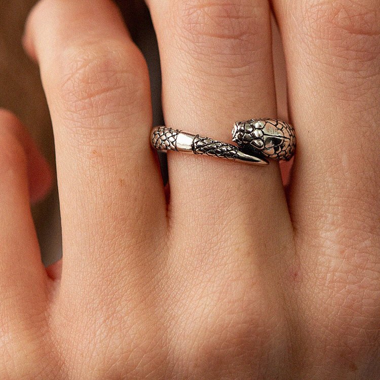 Срібна каблучка "Змій Уроборос" 112682 від ювелірного магазину Онікс - 9