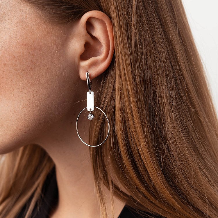 Срібні сережки "Геометрія" з фіанітами 4989 від ювелірного магазину Онікс