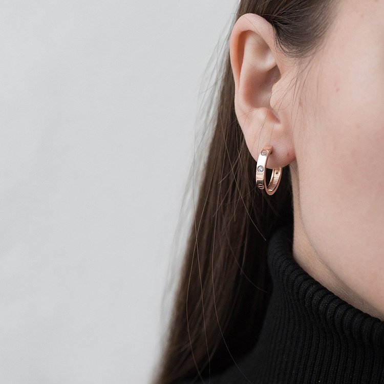 Золотые серьги - кольца с фианитами с06243 от ювелирного магазина Оникс - 1