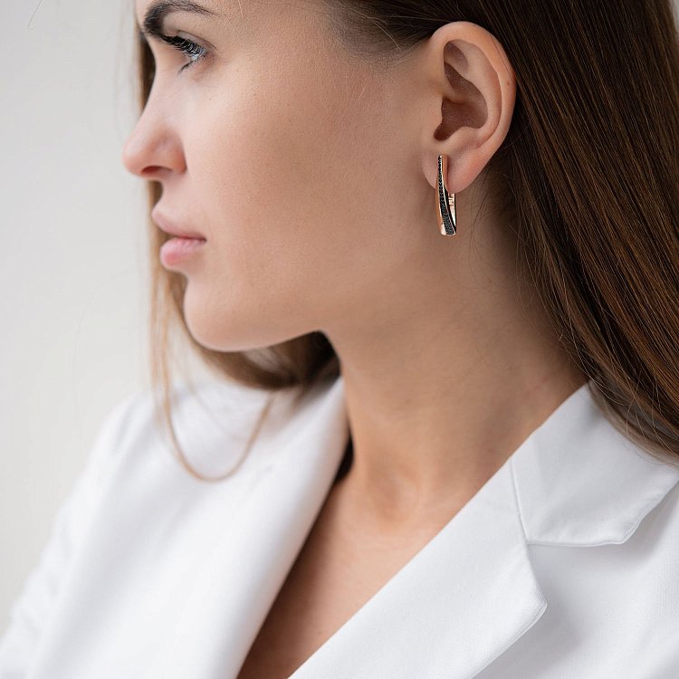 Золоті сережки на англійській застібці (чорні фіаніти) с07156 від ювелірного магазину Онікс - 1