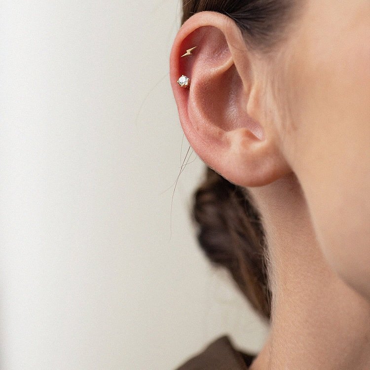 Золотые серьги-гвоздики с фианитами с03617 от ювелирного магазина Оникс - 3