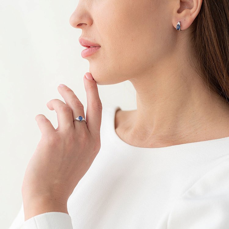 Золотое кольцо с бриллиантами и сапфиром JMSR9604 от ювелирного магазина Оникс - 1